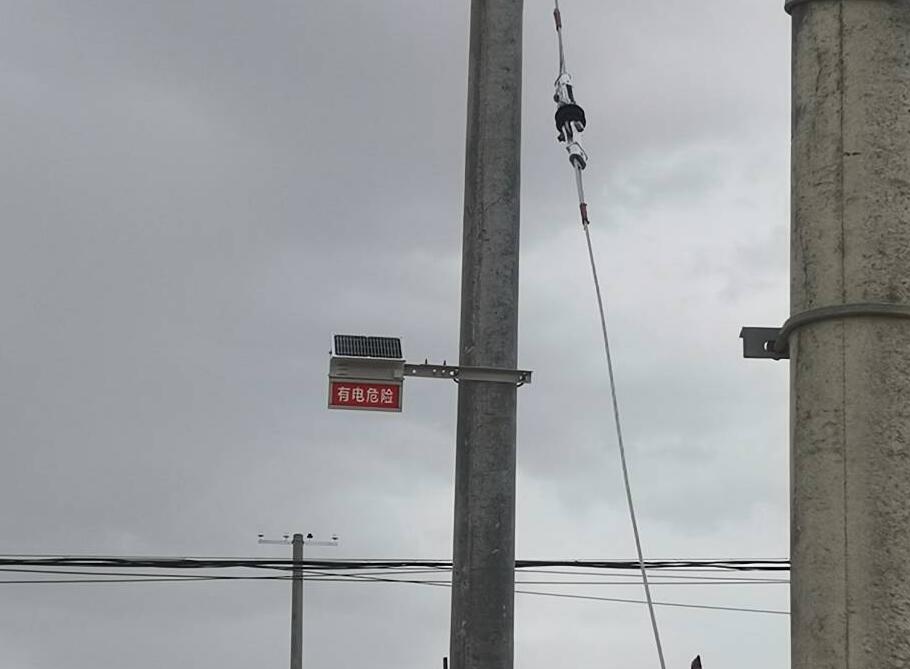 甘肅電力安裝防外破警示牌，為電力防護(hù)增添“保護(hù)傘”